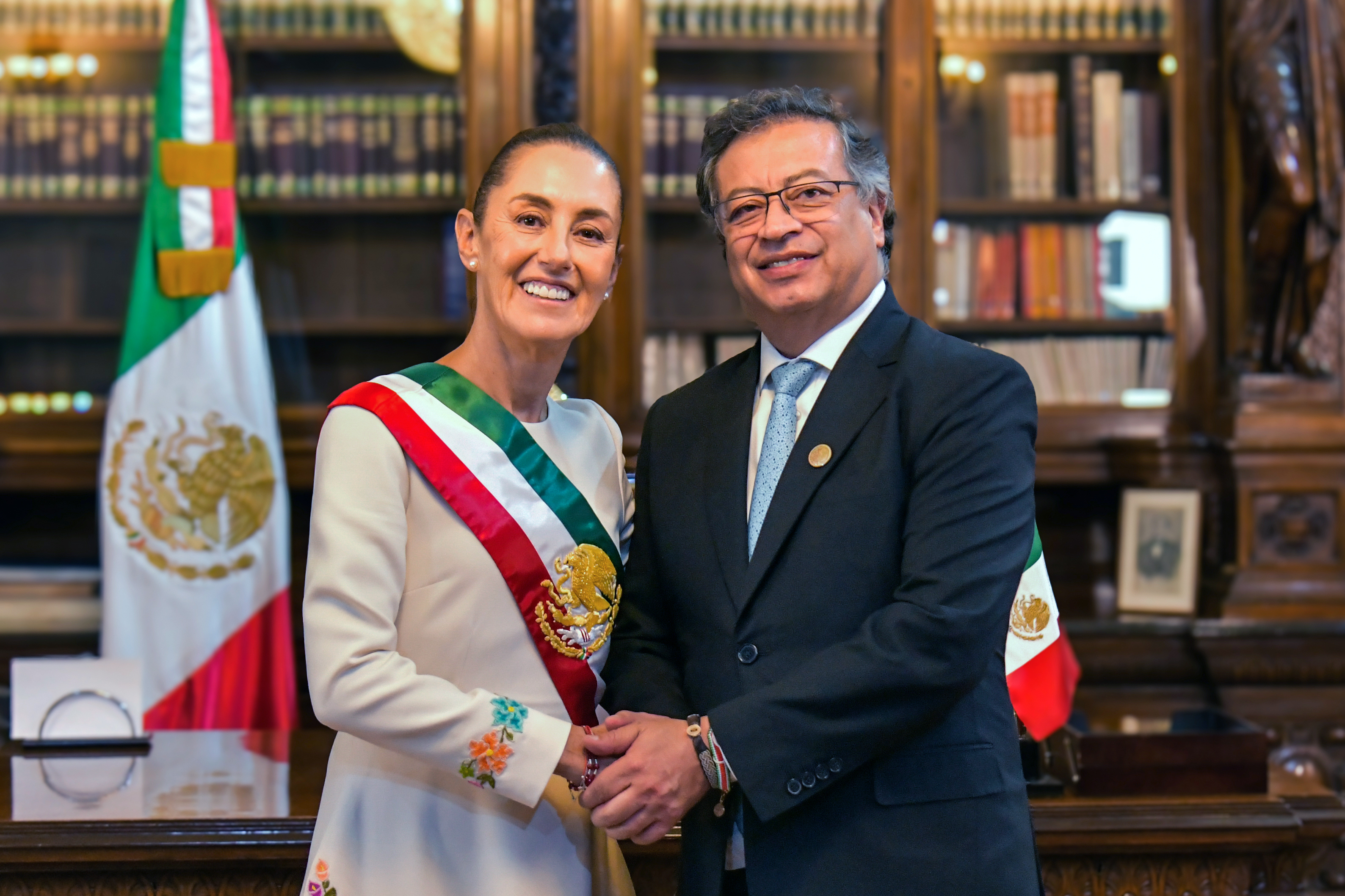 AME4142. CIUDAD DE MÉXICO (MÉXICO), 01/10/2024.- Fotografía cedida por la presidencia de Colombia del mandatario Gustavo Petro y la presidenta de México Claudia Sheinbaum posando durante el saludo oficial este martes, en Ciudad de México (México). EFE/ Andrea Puentes/ Presidencia de Colombia/ SOLO USO EDITORIAL/SOLO DISPONIBLE PARA ILUSTRAR LA NOTICIA QUE ACOMPAÑA (CRÉDITO OBLIGATORIO)