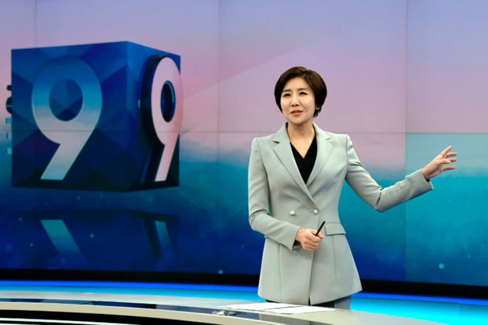 La presentadora Lee So-jeong en el estudio de la cadena pública surcoreana KBS en Seúl. / Foto: AFP