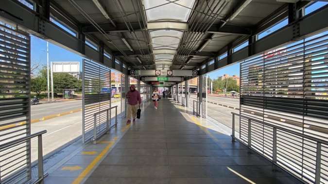 el contrato TMSA-LP-06-2024 comenzó a ejecutarse el 25 de febrero de 2025 y tenía un plazo de nueve meses para ejecutarse a cabalidad. El cronograma establecía que las puertas debían estar completamente instaladas a finales de noviembre del año pasado, sin embargo, a enero de 2026 las estaciones intervenidas siguen sin contar con estos dispositivos.