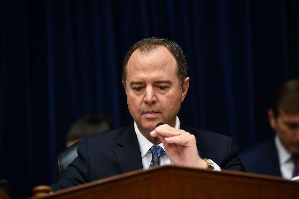Adam Schiff, el demócrata que dirige la investigación de juicio político contra Trump, también procesó al primer agente del FBI encarcelado por espiar para Moscú. / AFP