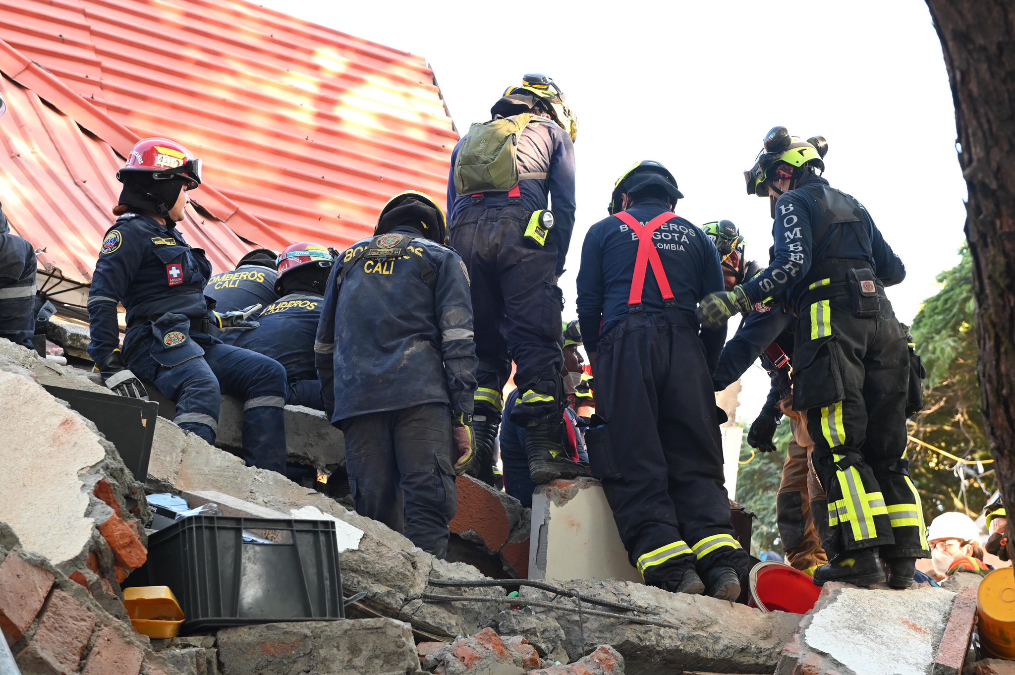 Labores de rescate en Cali, tras terremoto de 7,4 del 10 de agosto.