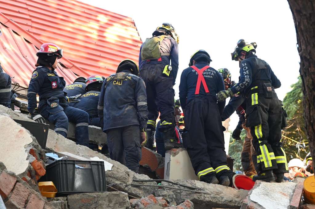 Labores de rescate en Cali, tras terremoto de 7,4 del 10 de agosto.