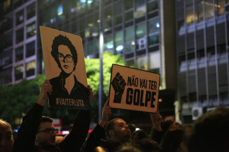 Unas 1.500 personas marcharon en Uruguay en contra del juicio contra Rousseff. / EFE