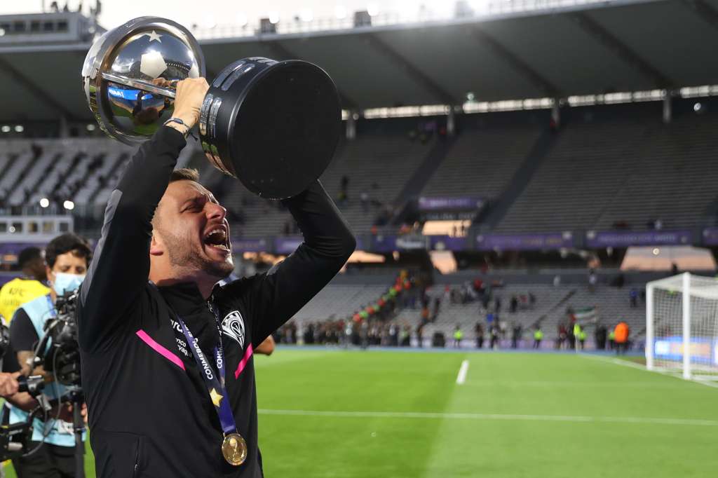 AMDEP6677. CÓRDOBA (ARGENTINA), 01/10/2022.- El entrenador Martín Anselmi de Independiente del Valle celebra con el trofeo al ganar la final de la Copa Sudamericana ante Sao Paulo hoy, en el estadio Mario Alberto Kempes en Córdoba (Argentina). EFE/Juan Ignacio Roncoroni