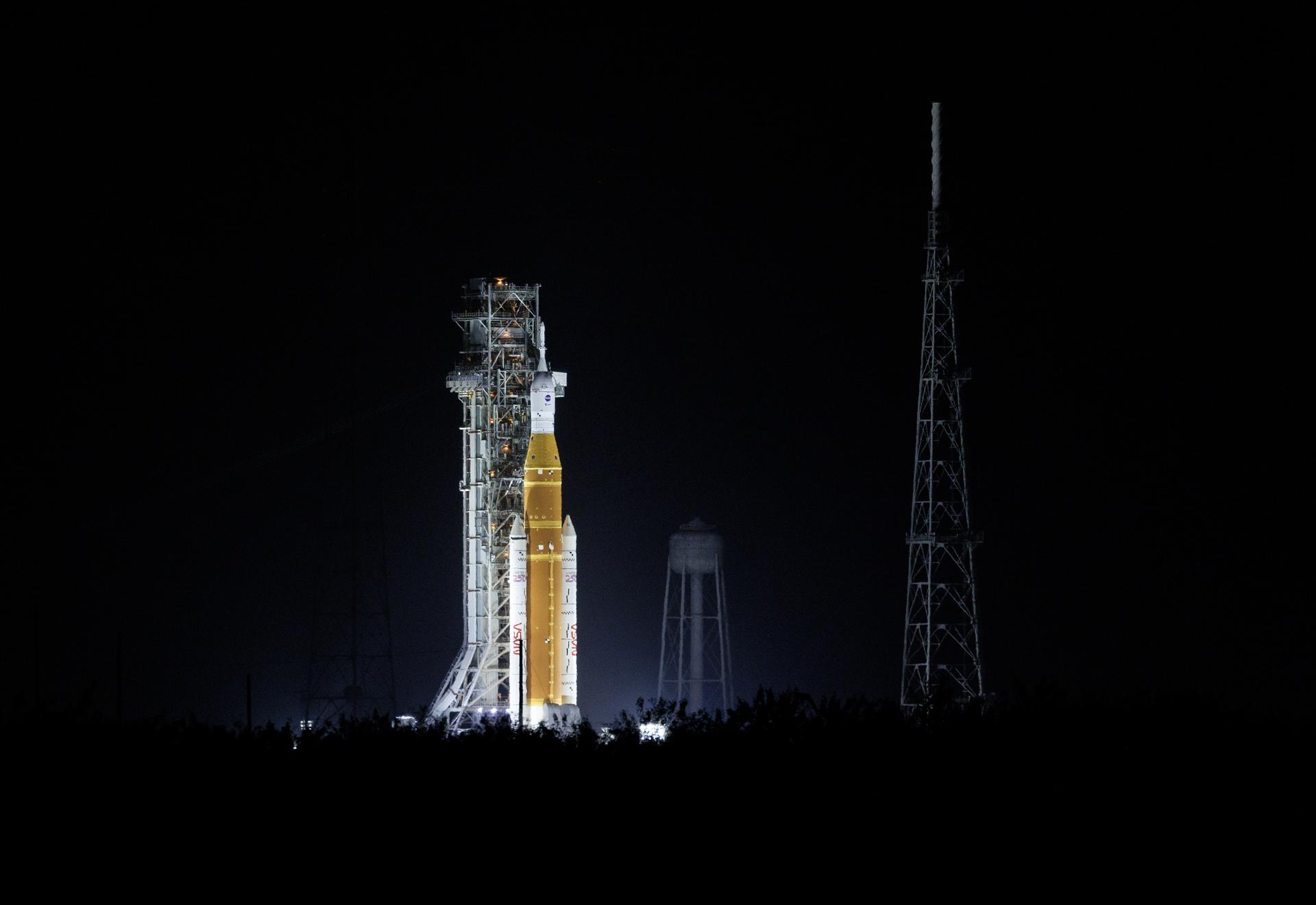 Titusville (United States), 13/02/2026.- The Space Launch System (SLS) rocket with an Orion capsule, part of the Artemis II mission, stands at Launch Complex 39B at the Kennedy Space Center in Titusville, Florida, USA, 12 February 2026 According to the National Aeronautics and Space Administration (NASA), Artemis II is a crewed lunar flyby mission, the second in NASA's Artemis program and the first human mission beyond low Earth orbit since 1972. EFE/EPA/CRISTOBAL HERRERA-ULASHKEVICH