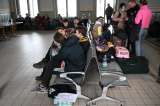 Ucranianos se refugian en una estación de tren en Polonia