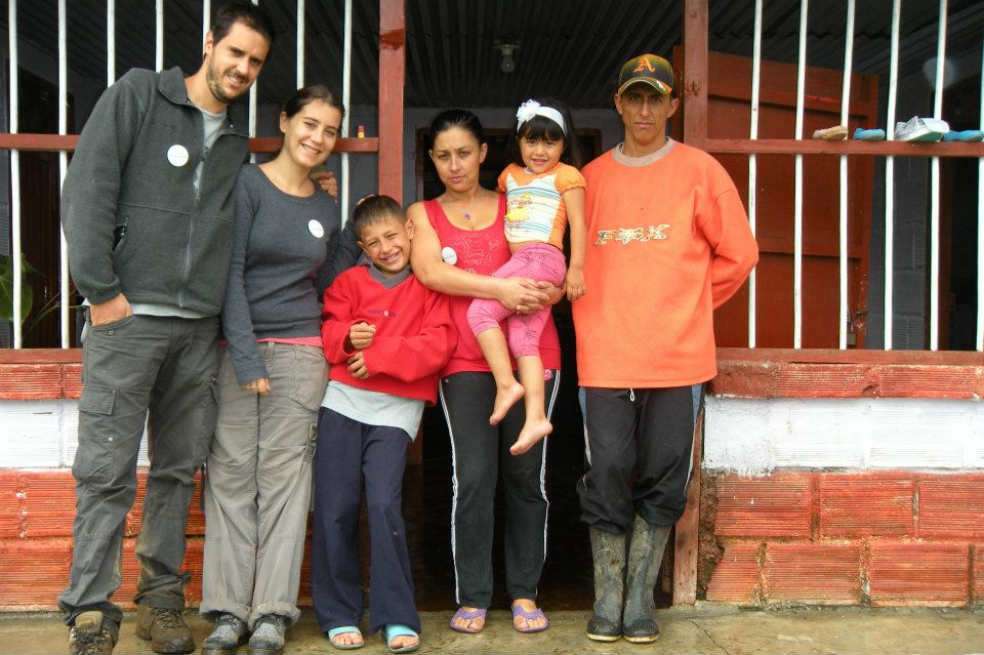 De izquierda a derecha, Maximiliano Pfaffenbauer y Carolina Santa María, los dos turistas extranjeros que llegaron a la casa de Juan Manuel Diosa Herrera, Aida Herrera, María José Diosa Herrera y Carlos Diosa./ Cortesía