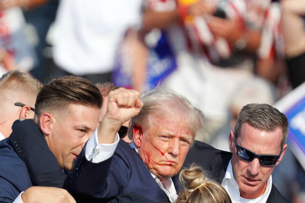 Butler (United States), 13/07/2024.- Former US President Donald Trump is rushed off stage by secret service after an incident during a campaign rally at the Butler Farm Show Inc. in Butler, Pennsylvania, USA, 13 July 2024. EFE/EPA/DAVID MAXWELL