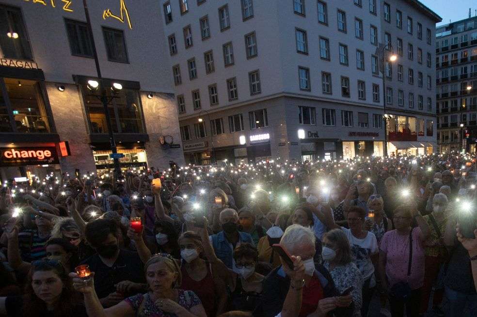 Miles de personas se reunieron en la Catedral de San Esteban en Viena el lunes por la noche para rendirle un sentido homenaje a la Lisa-Maria Kellermayr, víctima de matoneo.