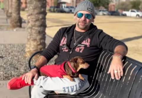 Mensaje inesperado: hombre recupera a su perro después de ocho años de búsqueda