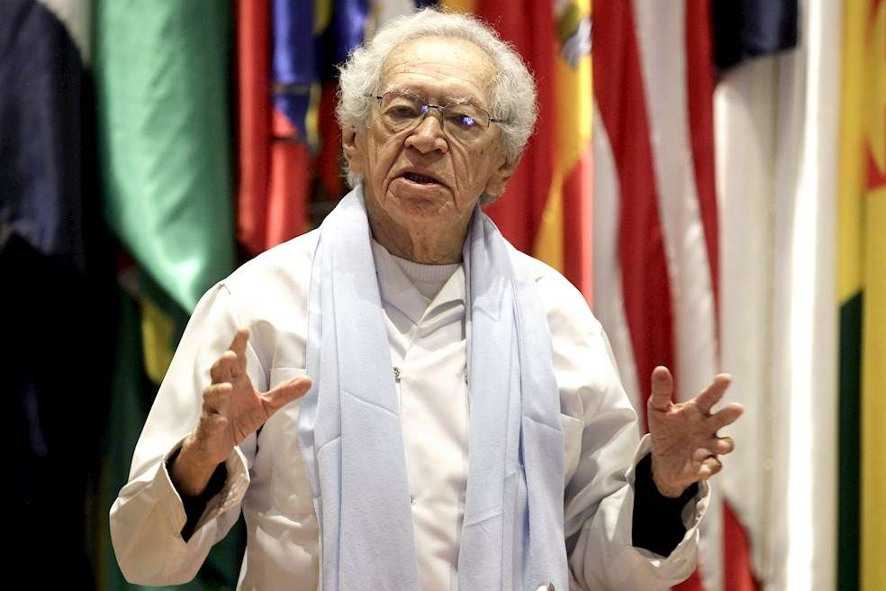 En la imagen Thiago de Mello durante un conversatorio, llevado a cabo el 24 de septiembre de 2014, en la sede de la Comisión Económica para América Latina y el Caribe (Cepal), en Santiago, Chile.