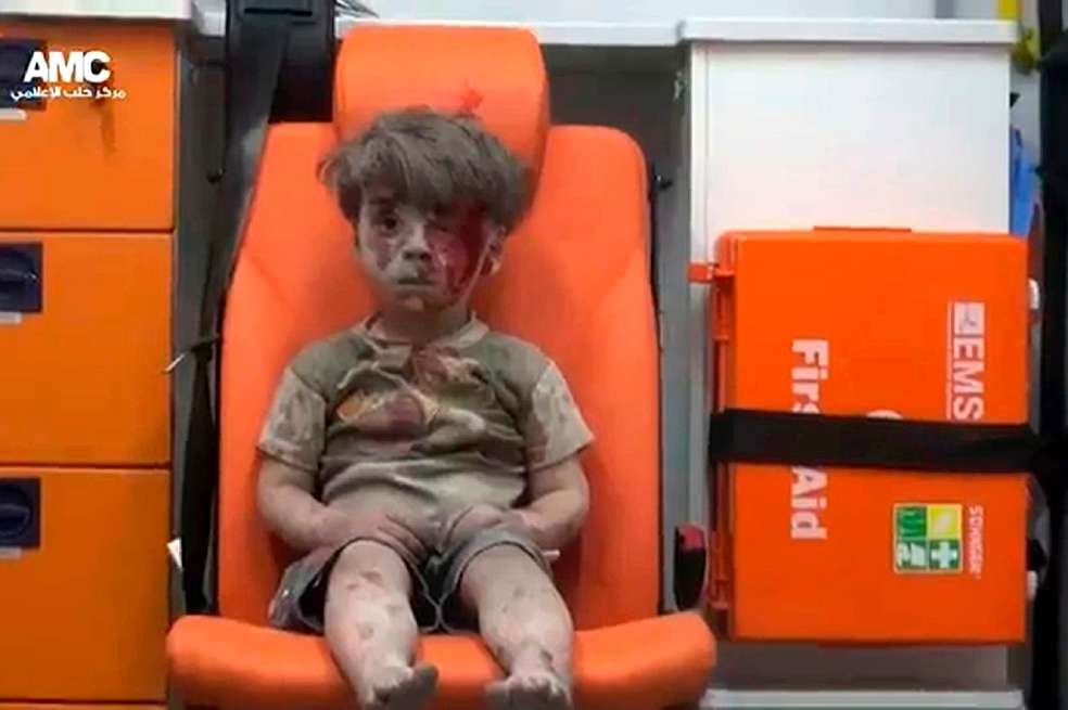 Una de los retratos que dejó el conflicto en 2016: el niño Omran Daqneesh, de cinco años, cubierto de polvo y sangre tras ser rescatado de las ruinas de un bombardeo en Alepo. / AFP