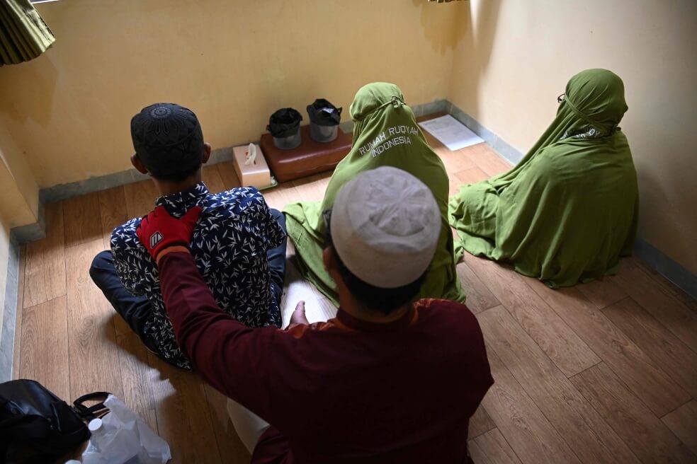 Una sesión de exorcismo a miembros de la comunidad LGBTI en en Yakarta, capital de Indonesia. / AFP