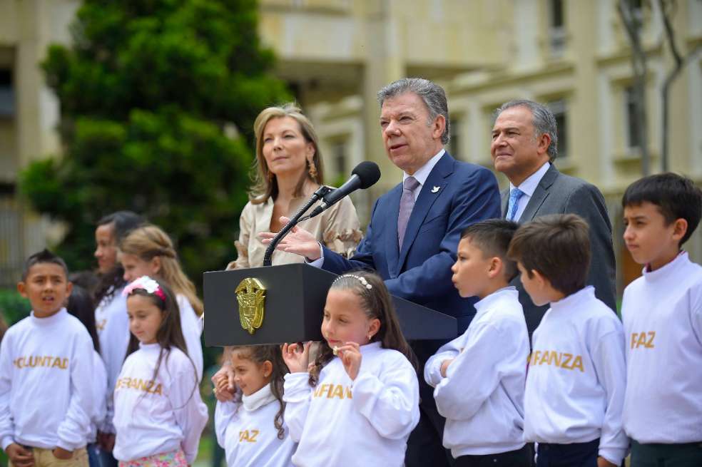 Juan Manuel Santos durante la instalación de la visita, en compañía de su esposa María Clemencia Rodríguez de Santos y el vicepresidente, Óscar Naranjo. / Presidencia