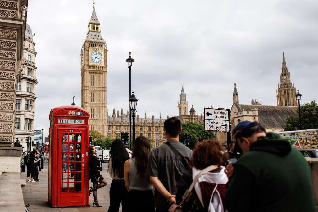 London (United Kingdom), 02/09/2024.- Tourists queue to pose with a telephone booth and the Elizabeth Tower, which houses the bell known as Big Ben, at the Parliament Square, in London, Britain, 02 September 2024. The British Parliament returns from the summer recess after a five-week break on 02 September 2024. (Reino Unido, Londres) EFE/EPA/TOLGA AKMEN