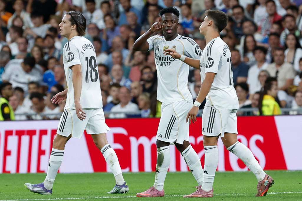 MADRID , 30/08/2025.- El delantero brasileño del Real Madrid Vinicius Jr. (c) celebra su gol durante el partido de la tercera jornada de LaLiga entre el Real Madrid y el RCD Mallorca, este sábado en el estadio Santiago Bernabéu. EFE/Chema Moya