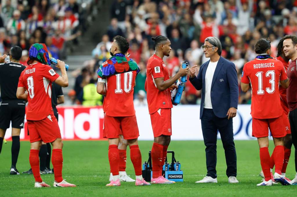 Vancouver (Canada), 03/07/2026.- (L-R) Switzerland's Remo Freuler, Granit Xhaka, Manuel Akanji, head coach Murat Yakin, and Ricardo Rodriguez during a hydration break in the second half of the 2026 FIFA World Cup round of 32 soccer match between Switzerland and Algeria at BC Place stadium in Vancouver, Canada, 02 July 2026. (Mundial de Fútbol, Suiza) EFE/EPA/PETER KLAUNZER EDITORIAL USE ONLY