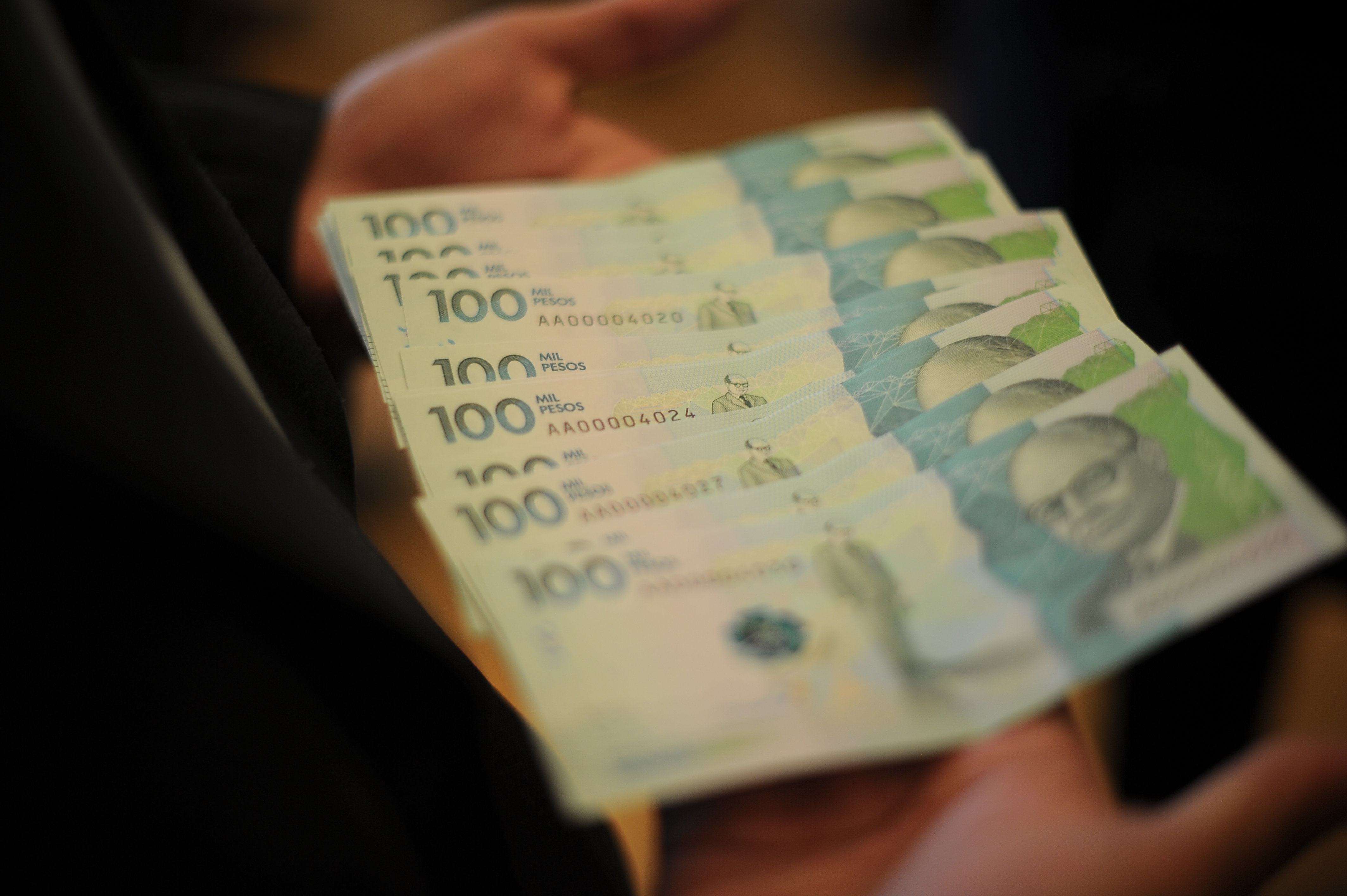 Lanzamiento del nuevo billete $ 100.000 pesos colombiano.