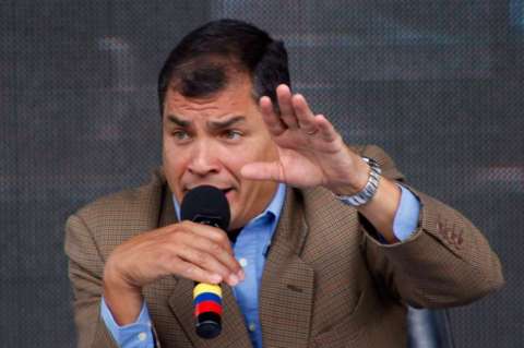 Por caso Assange, Correa rechaza "amenazas groseras" de Londres a Ecuador