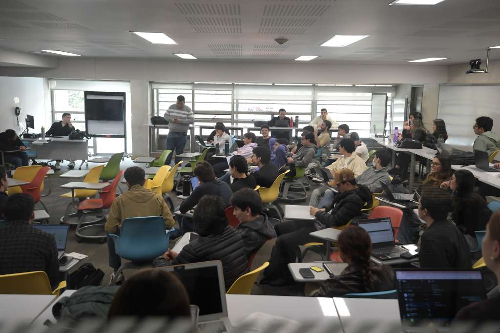Estudiantes en el campus universitario.