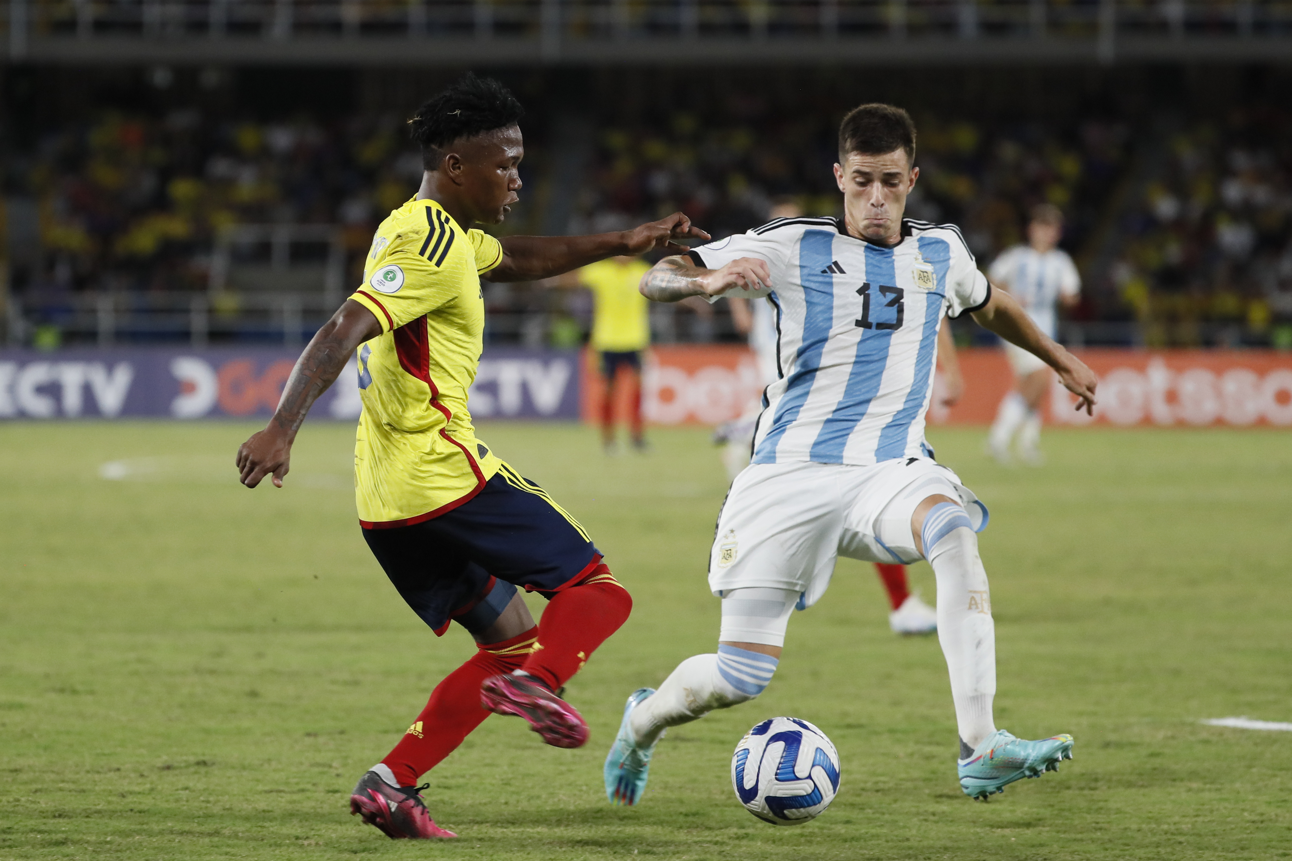 AMDEP667. CALI (COLOMBIA), 27/01/2023.- Edier Ocampo (i) de Colombia disputa el balón con Diego Gómez de Argentina hoy, en un partido de la fase de grupos del Campeonato Sudamericano Sub'20 entre las selecciones de Colombia y Argentina en el estadio Pascual Guerrero en Cali (Colombia). EFE/ Carlos Ortega