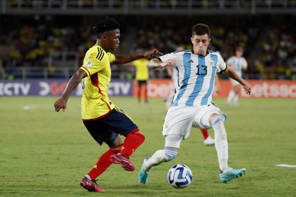 AMDEP667. CALI (COLOMBIA), 27/01/2023.- Edier Ocampo (i) de Colombia disputa el balón con Diego Gómez de Argentina hoy, en un partido de la fase de grupos del Campeonato Sudamericano Sub'20 entre las selecciones de Colombia y Argentina en el estadio Pascual Guerrero en Cali (Colombia). EFE/ Carlos Ortega