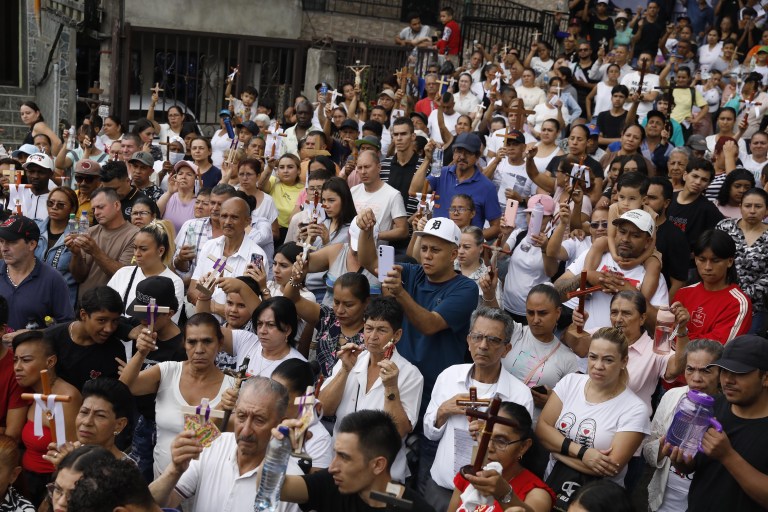 AME3563. MEDELLÍN (COLOMBIA), 29/03/2024.- Devotos asisten a una interpretación del Santo Viacrucis que representa la pasión y muerte de Cristo este Viernes Santo, como parte de las celebraciones de la Semana Santa, en el barrio Villa Socorro de Medellín (Colombia). EFE/Luis Eduardo Noriega Arboleda