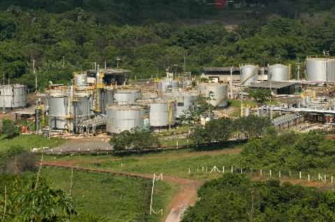 Precios del petróleo siguen cayendo, a su nivel más bajo desde enero