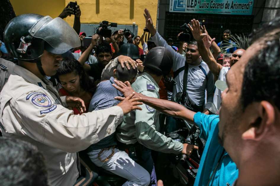 Choques entre opositores y oficialistas al frente del Palacio de Justicia en Caracas durante el juicio a López. / EFE