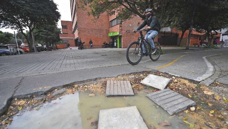 Mejorar las condiciones de la infraestructura es una de las peticiones de los ciclistas, para no tener que compartir la vía con los carros. 
