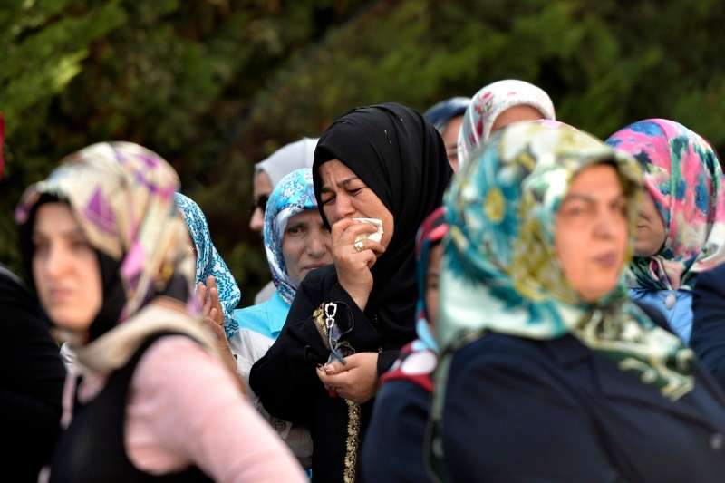 Familiares de las víctimas del atentado en el aeropuerto de Atatürk. /EFE