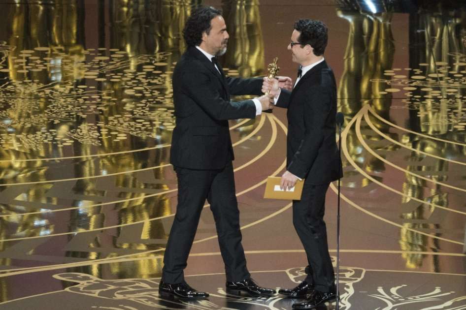 El director recibe su nueva estatuilla por “El renacido". / EFE