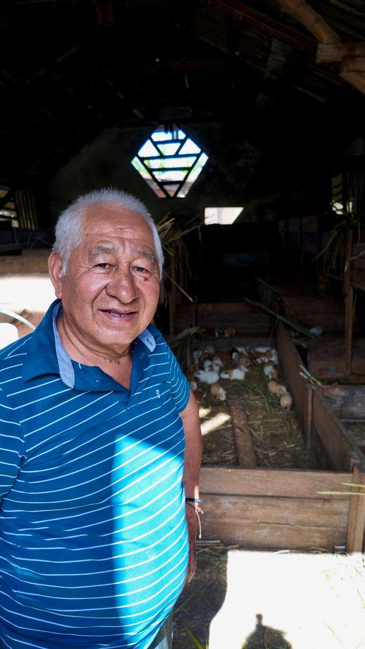 Don Arsenio suele acercarse a los comensales con una mezcla de orgullo sereno y curiosidad, esa expresión típica de quienes han construido algo desde cero.