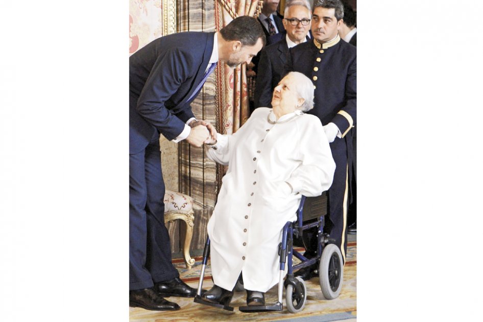 El ahora rey Felipe VI le rinde honores a Carmen Balcells durante la ceremonia anual del Premio Cervantes de Literatura. / EFE