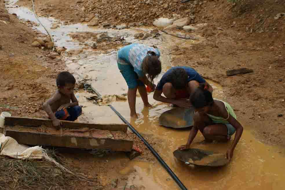 Desde pequeños, los niños colombianos están expuestos a los efectos del mercurio, ya que se inician temprano en la minería. / Archivo