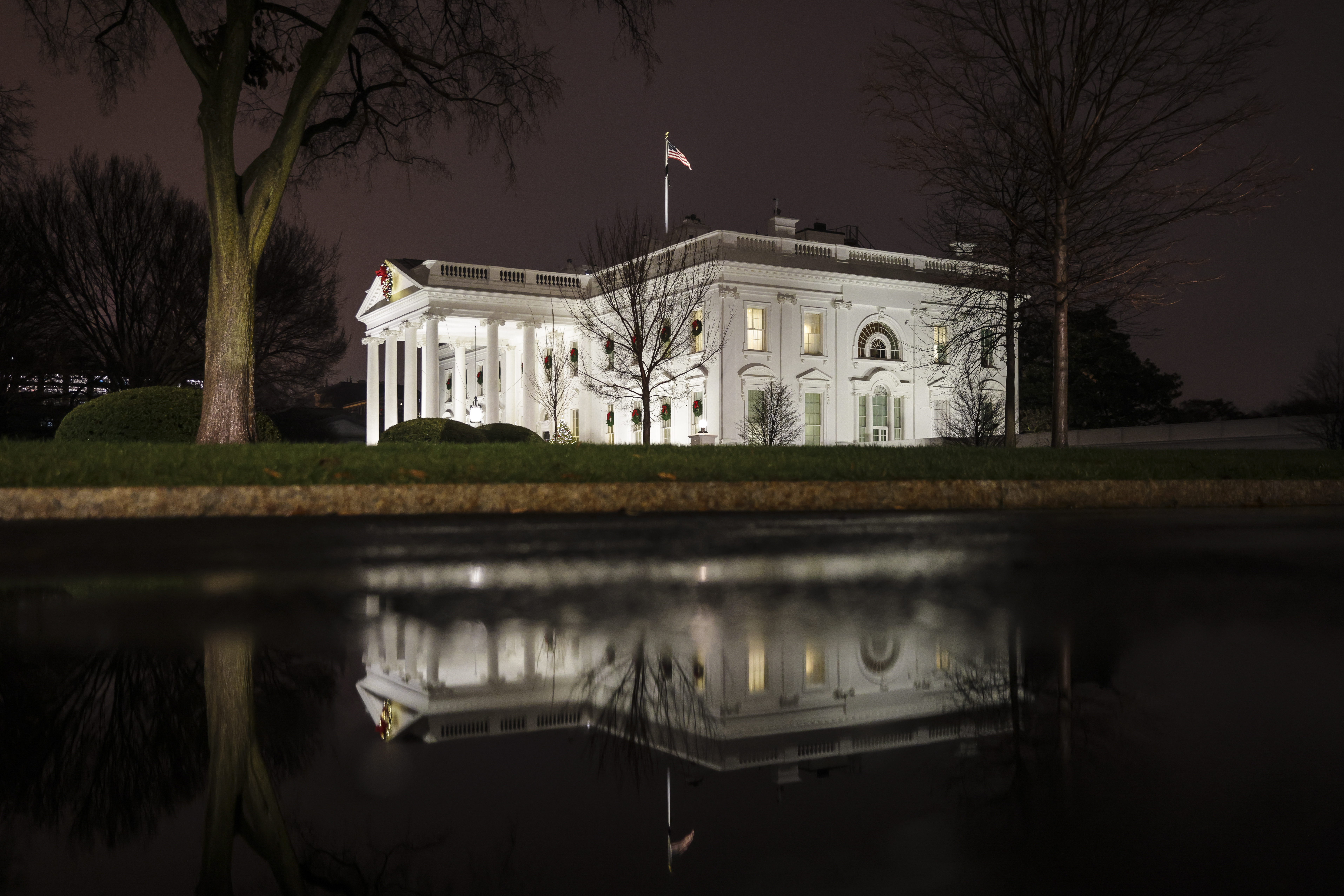Washington (Usa), 16/12/2022.- The north side of the White House is reflected in a rain puddle in Washington, DC, USA, on 15 December 2022. US President Joe Biden met with African Leaders during the U.S.-Africa Summit Leaders at the Walter E. Washington Convention Center. (Estados Unidos) EFE/EPA/Oliver Contreras / POOL
