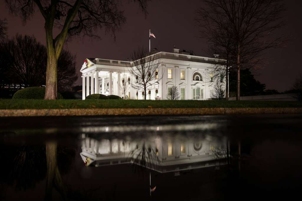 Washington (Usa), 16/12/2022.- The north side of the White House is reflected in a rain puddle in Washington, DC, USA, on 15 December 2022. US President Joe Biden met with African Leaders during the U.S.-Africa Summit Leaders at the Walter E. Washington Convention Center. (Estados Unidos) EFE/EPA/Oliver Contreras / POOL