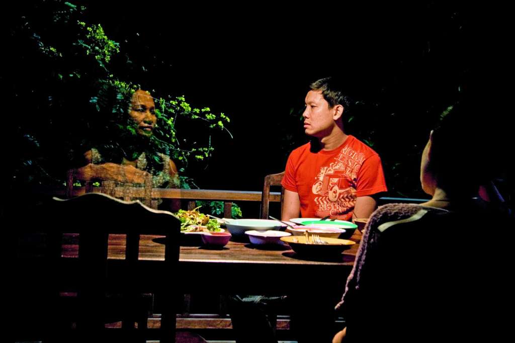 “Tío Boonmee recuerda sus vidas pasadas” es un filme no hablado sino susurrado, que se mueve entre la luz y la oscuridad, entre la luz y las sombras. / Cortesía