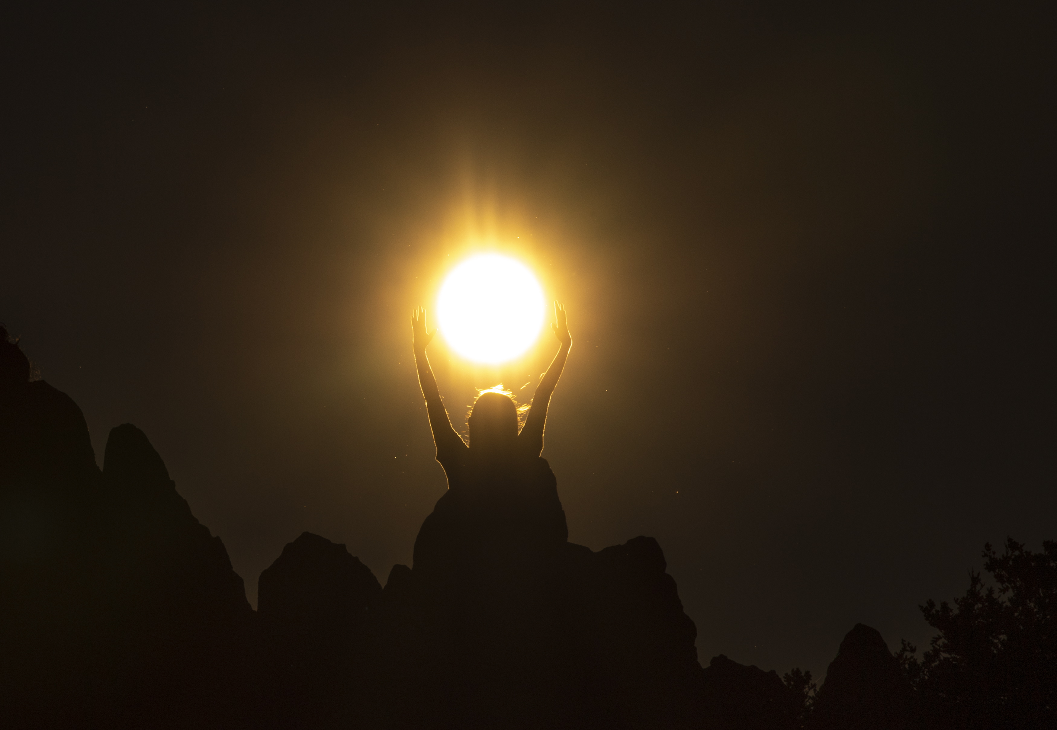 Kumanovo (Macedonia del Norte), 21/06/2023.- Una chica durante la salida del sol en el solsticio de verano en el antiguo observatorio megalítico de Kokino este miércoles. El observatorio, que data de hace más de 4000 años, utiliza el método de observación estacionaria para marcar así las posiciones del sol en el solsticio de verano e invierno. Kokino ha sido nominado para considerarse como Patrimonio Mundial de la Unesco, gracias a la señalización de la NASA. EFE/Georgi Licovski