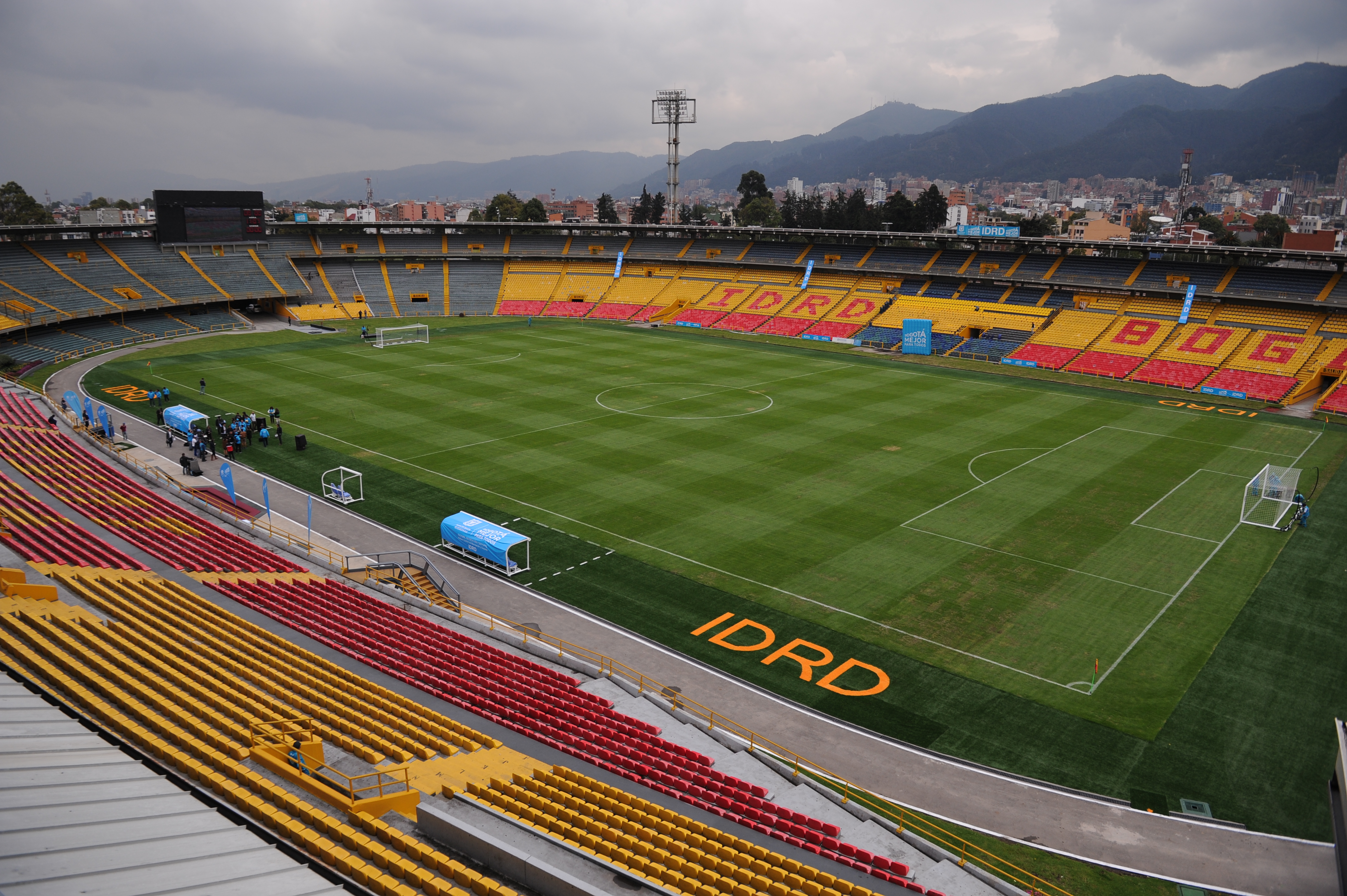 Obras de adecuación y mantenimiento del estadio, grama nueva y silletería.