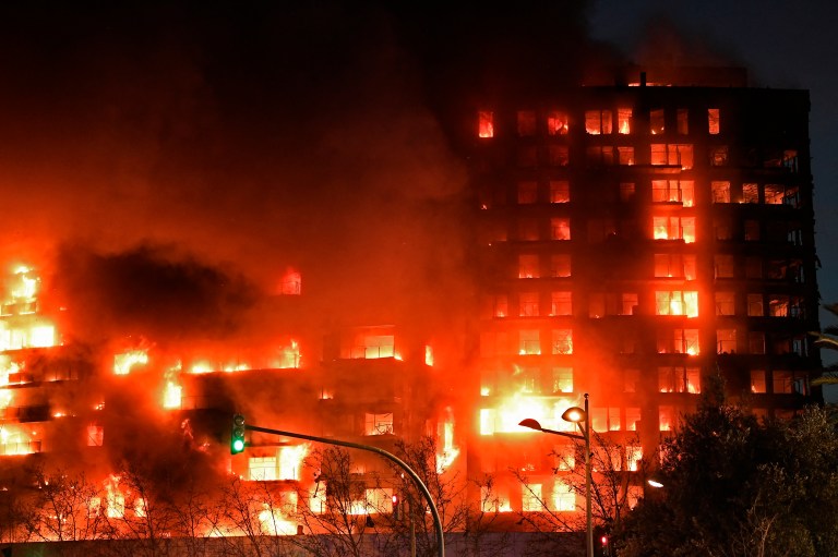 Imagen de la expansión del incendio en horas de la noche. Casi en simultáneo se informaba sobre cuatro víctimas mortales y al menos 19 desaparecidos. Esta última cifra se redujo el viernes a 14.