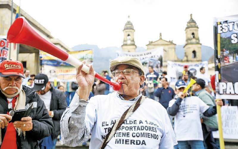 Al menos 70 personas protestaron al frente del Palacio Liévano. / Luis Alejandro Gómez