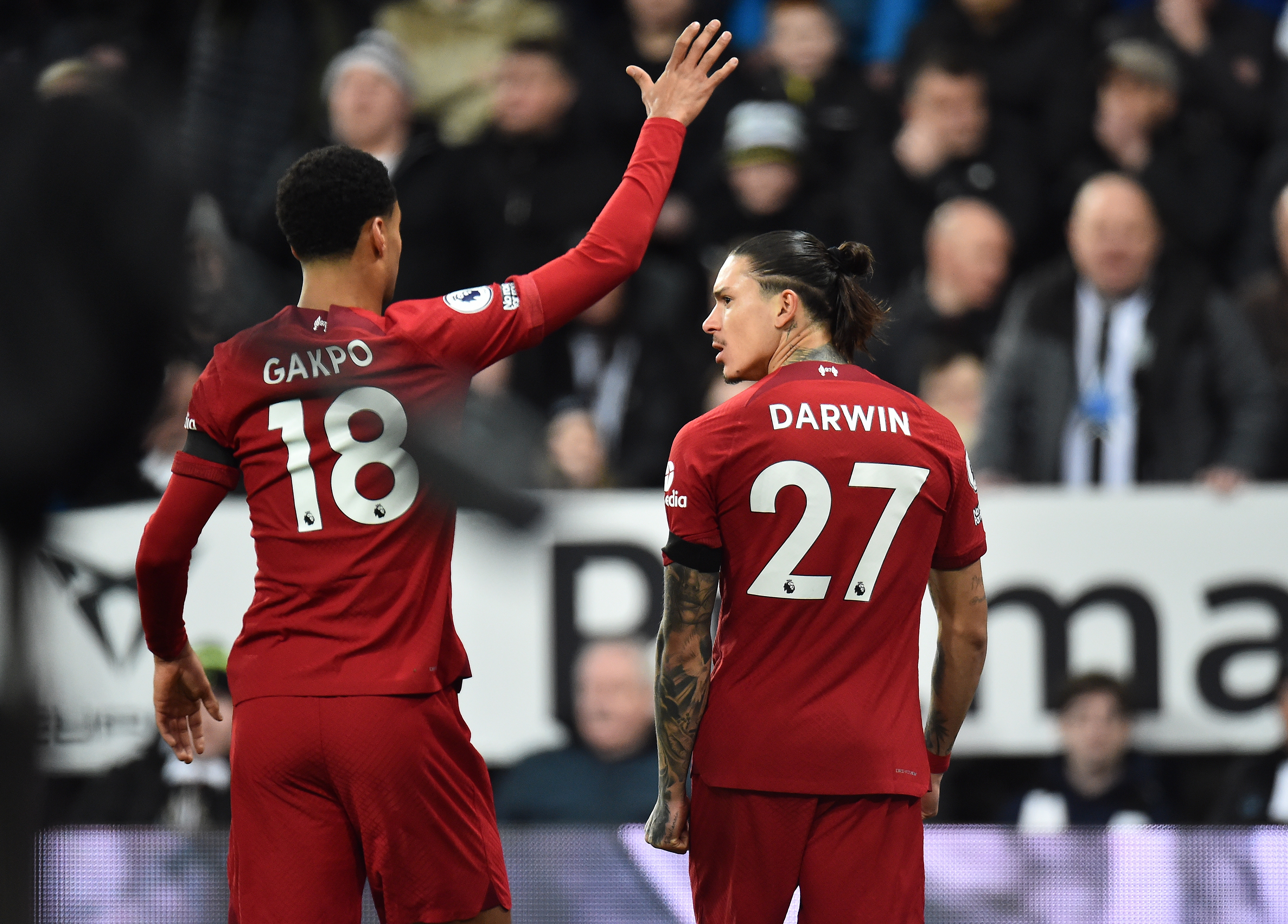 Newcastle (United Kingdom), 18/02/2023.- Liverpool's Darwin Nunez (R) celebrates with teammate Cody Gakpo (L) after scoring after scoring the 0-1 goal during the English Premier League soccer match between Newcastle United and Liverpool FC in Newcastle, Britain, 18 February 2023. (Reino Unido) EFE/EPA/Peter Powell EDITORIAL USE ONLY. No use with unauthorized audio, video, data, fixture lists, club/league logos or 'live' services. Online in-match use limited to 120 images, no video emulation. No use in betting, games or single club/league/player publications