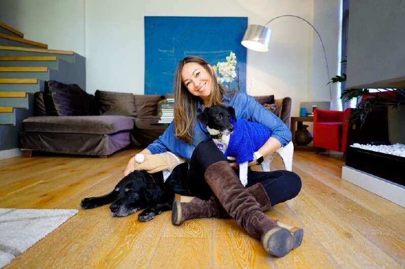 Darcy Quinn con Blacky, de 13 años, y Toño. / Diego Cuevas / El Espectador