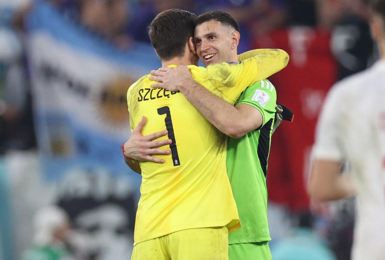 GR3009. DOHA (CATAR), 30/11/2022.- Tomas Szczesny (i) de Polonia saluda a Emiliano Martinez de Argentina hoy, al final de un partido de la fase de grupos del Mundial de Fútbol Qatar 2022 entre Polonia y Argentina en el Estadio 974 en Doha (Catar). EFE/Juan Ignacio Roncoroni