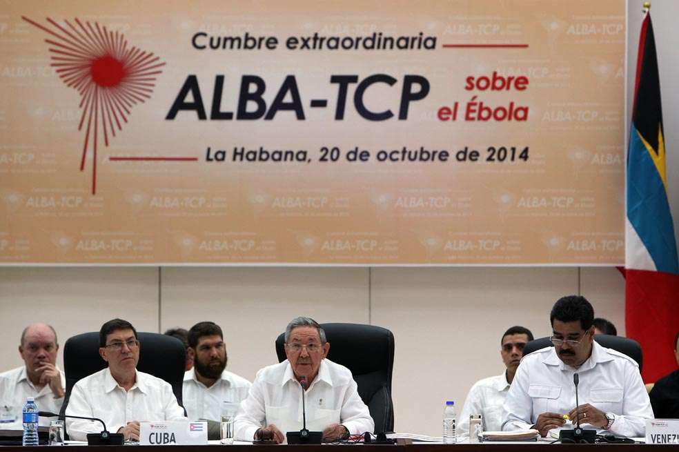 El presidente cubano, Raúl Castro (cen.), junto a su homólogo de Venezuela, Nicolás Maduro (der.), ayer en la cumbre de la ALBA en La Habana.  / EFE