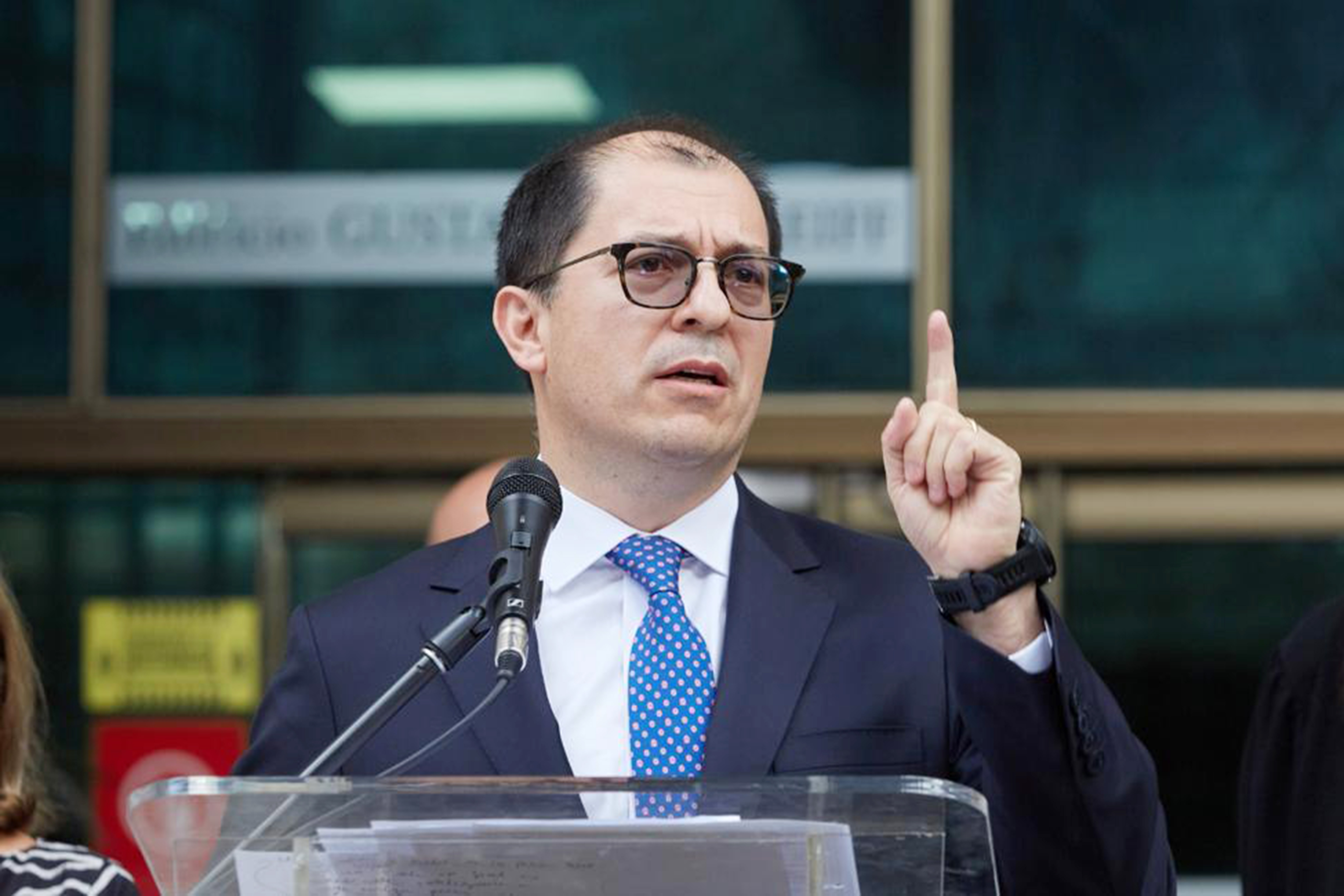 AME3490. BOGOTÁ (COLOMBIA), 01/06/2023.- Fotografía cedida hoy por la Fiscalía de Colombia que muestra al fiscal general, Francisco Barbosa mientras habla durante una rueda de prensa en Bogotá (Colombia). La Policía colombiana interceptó ilegalmente el teléfono de Marelbys Meza, quien trabajó como niñera en casa de Laura Sarabia, jefa de gabinete del presidente Gustavo Petro, y que dice haber sido interrogada en dependencias del palacio presidencial como sospechosa del supuesto hurto de un maletín con unos 7.000 dólares (unos 6.503 euros). Así lo informó este jueves el fiscal general. EFE/ Fiscalía General de Colombia /SOLO USO EDITORIAL SOLO DISPONIBLE PARA ILUSTRAR LA NOTICIA QUE ACOMPAÑA (CRÉDITO OBLIGATORIO)