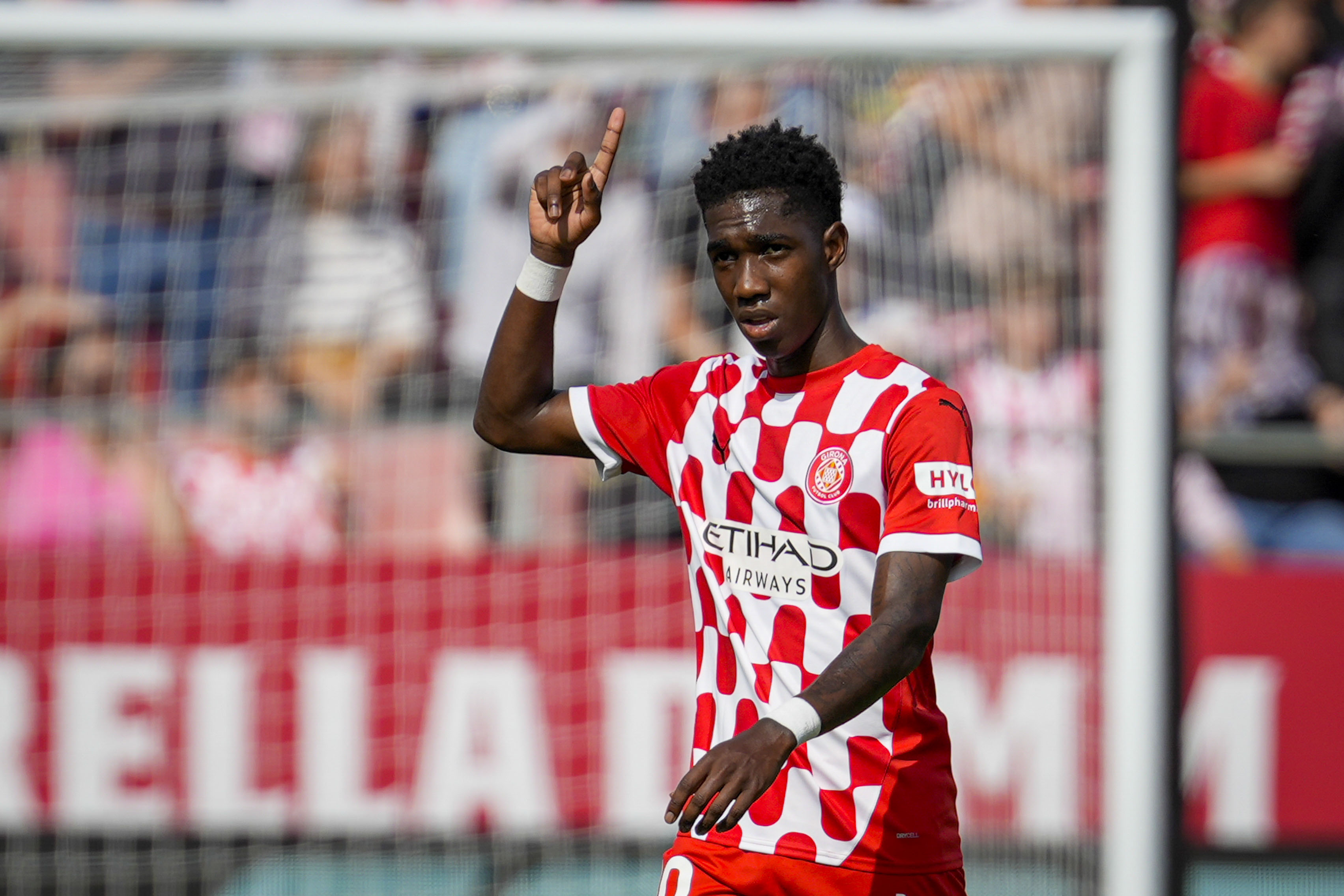 GIRONA, 06/10/2024.- Jasper Asprilla, del Girona, celebra tras marcar el 1-0 ante el Athletic de Bilbao, durante el partido de LaLiga que se disputa este domingo en el estadio de Montilivi.EFE/ David Borrat