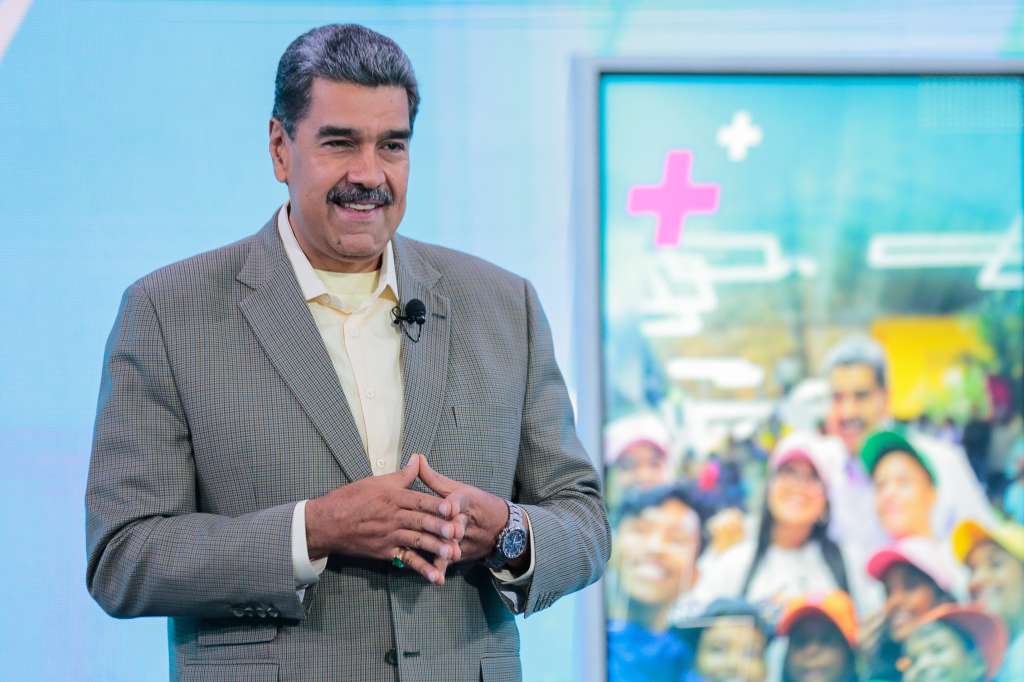 AME377. CARACAS (VENEZUELA), 16/09/2024.- Fotografía cedida por la Prensa Miraflores del presidente de Venezuela, Nicolás Maduro, durante su programa de televisión 'Con Maduro +', este lunes en Caracas (Venezuela). Maduro señaló como "terroristas" a los dos españoles detenidos, a quienes vincula con el Centro Nacional de Inteligencia (CNI) de España, por su presunta vinculación con una operación desestabilizadora contra su Gobierno. EFE/ Prensa Miraflores/SOLO USO EDITORIAL/SOLO DISPONIBLE PARA ILUSTRAR LA NOTICIA QUE ACOMPAÑA (CRÉDITO OBLIGATORIO)
