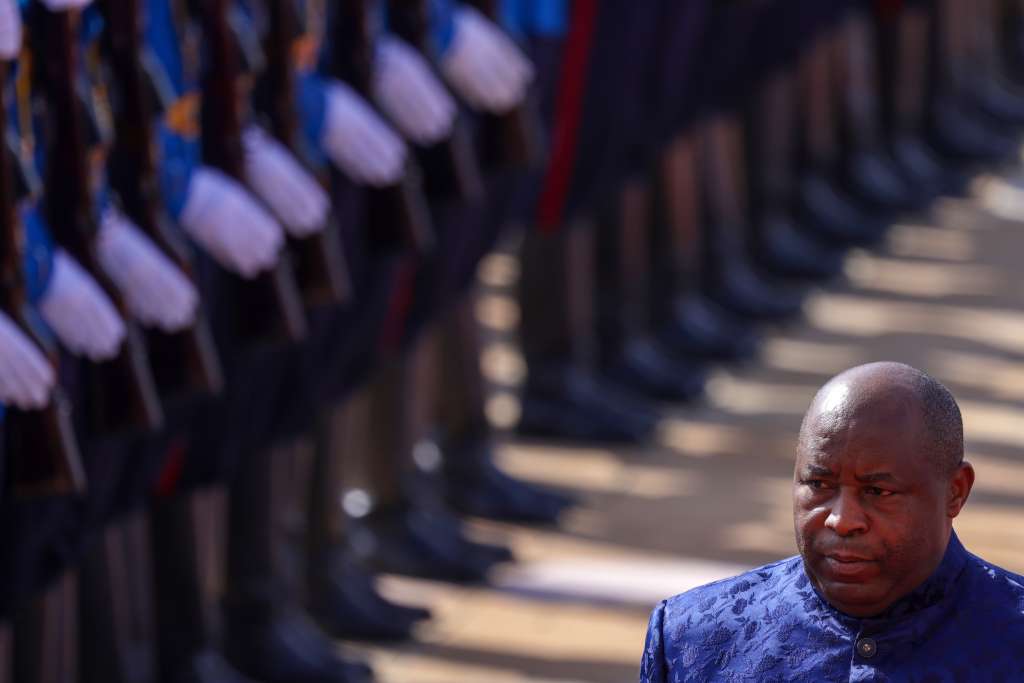 Belgrade (Serbia), 12/03/2025.- President of Burundi Evariste Ndayishimiye inspects the honor guard with the Serbian president ahead of their meeting in Belgrade, Serbia, 12 March 2025. The president of Burundi is on an official state visit to Serbia. (Belgrado) EFE/EPA/ANDREJ CUKIC